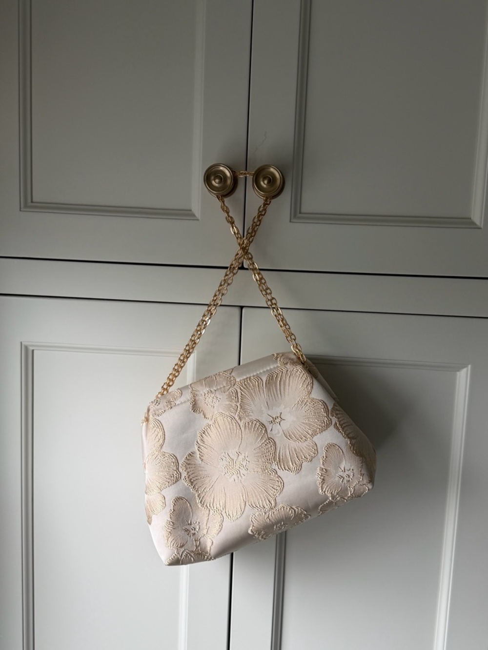 Elegant Cream Floral-Embossed Shoulder Bag with Gold Chain